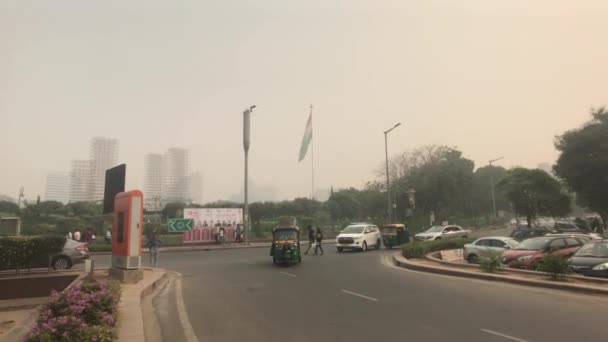 Új-Delhi, India, 2019. november 11., az indiai főváros standard utcája turistákkal 3. rész — Stock videók