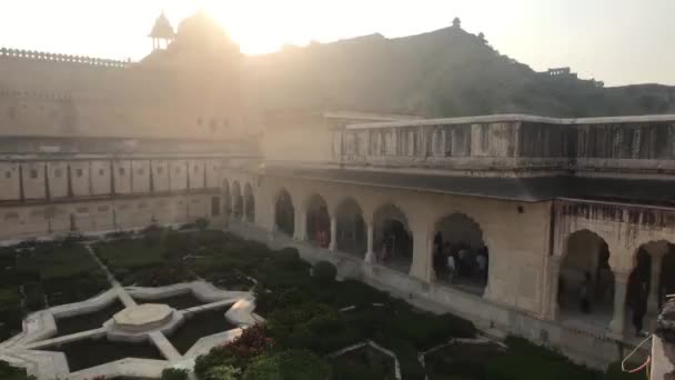 Jaipur, India, 2019. november 05., Amer Fort tourists walk through the premises against the background of green bushes part 2 — Stock videók
