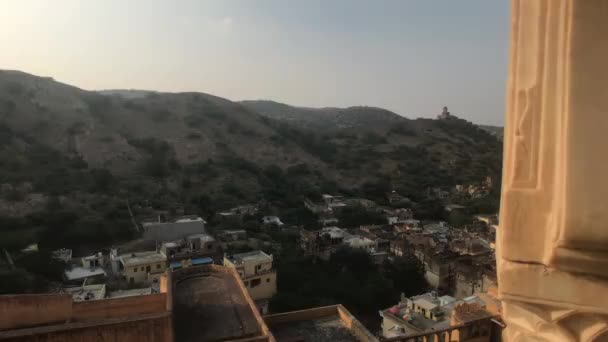 Jaipur, India, 05 de noviembre de 2019, Amer Fort vista de las montañas desde la fortaleza bajo el sol — Vídeos de Stock