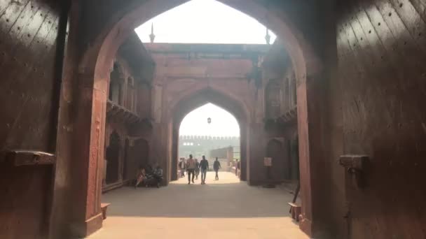 Agra, India, November 10, 2019, Agra Fort, tourists see the sights — ストック動画