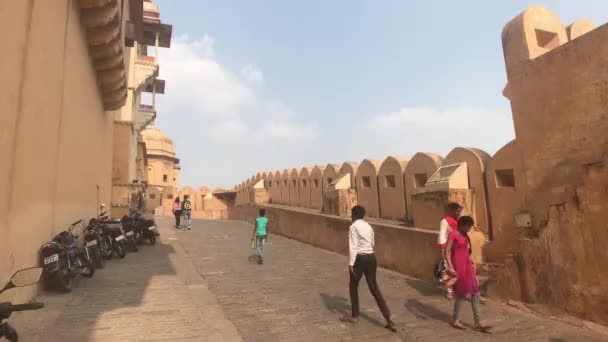 Jaipur, Índia, 05 de novembro de 2019, Amer Fort, turistas caminham pela estrada dentro do forte — Vídeo de Stock