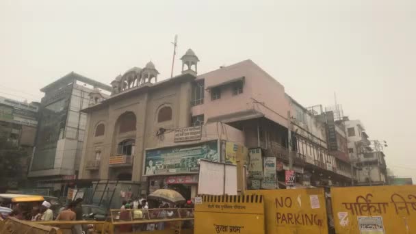 New Delhi, India, November 11, 2019, tourists walk down the street where repairs are underway — ストック動画