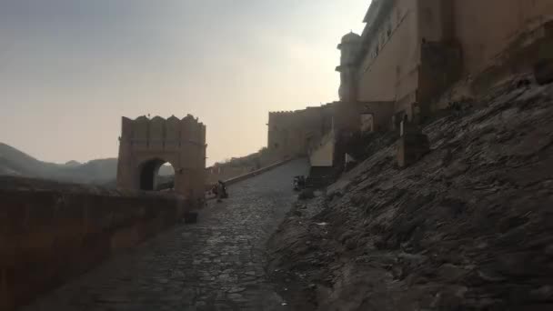 Jaipur, India, 05 de noviembre de 2019, los turistas de Amer Fort descienden por las antiguas calles del fuerte parte 4 — Vídeos de Stock
