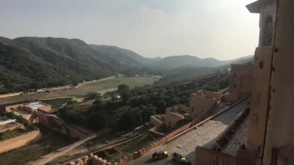 Джайпур, Індія, 5 - го листопада 2019 р., Амер форт, чудовий вид від укріпленого муру до гір і долини — стокове відео