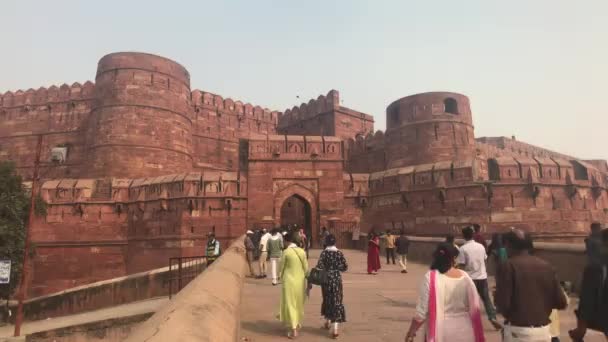 Agra, Indie, 10. listopadu 2019, Agra Fort, proud turistů se přesouvá na území pevnosti část 5 — Stock video