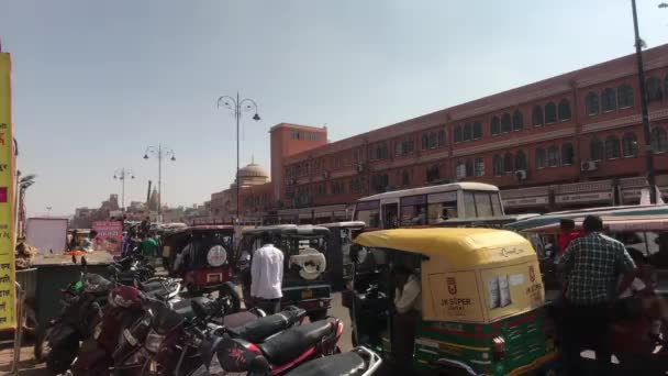 Jaipur, India - 03 november 2019: een straat met toeristen en veel motorfietsen — Stockvideo