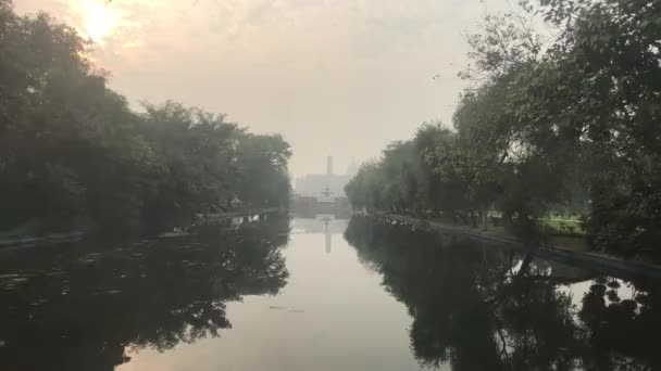 Нью-Дели, Индия, 11 ноября 2019 года, спокойная река под небом, затянутая смогом — стоковое видео