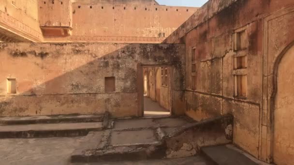 Jaipur, Índia, 05 de novembro de 2019 Amer Fort walls of an old fortress with many doors and windows — Vídeo de Stock