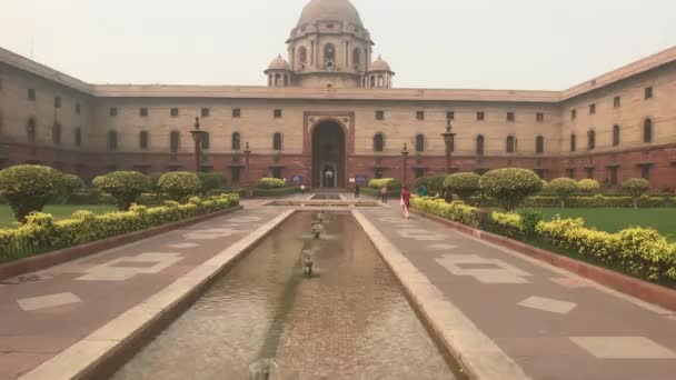 नवी दिल्ली, भारत, नोव्हेंबर 11, 2019 लोक एका सुंदर जुन्या इमारतीच्या पार्श्वभूमीवर चालतात — स्टॉक व्हिडिओ