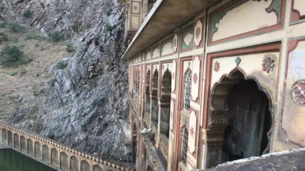 Jaipur, India - Galta Ji, egy gyönyörű ősi fal töredéke — Stock videók
