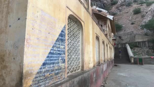 Jaipur, indien - galta ji, Mauer eines alten Gebäudes auf dem Grundstück — Stockvideo