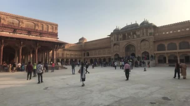 Jaipur, India, November 05, 2019 Οι τουρίστες του Amer Fort περιδιαβαίνουν τις εγκαταστάσεις του παλιού οχυρού μέρος 8 — Αρχείο Βίντεο