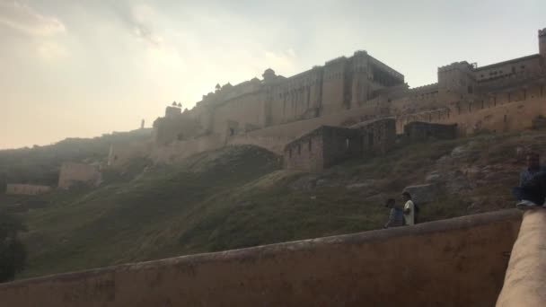 Jaipur, India, 05 november 2019, Amer Fort, toeristen zitten te wachten op de opening van het werk van het fort — Stockvideo