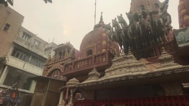 New Delhi, India, 11 november 2019, interessante gebouwen in de straten van de stad deel 3 — Stockvideo