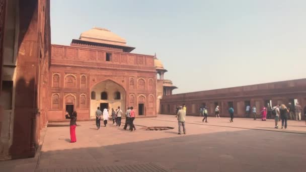 Агра, Індія, 10 листопада 2019 року, Форт Агра, туристи йдуть уздовж червоної цегляної частини 4. — стокове відео
