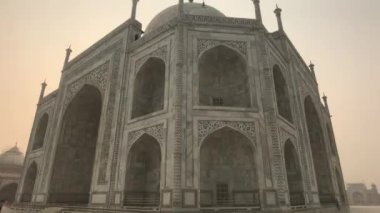 Agra, Hindistan, 10 Kasım 2019, Taj Mahal, tüm ihtişamıyla cami
