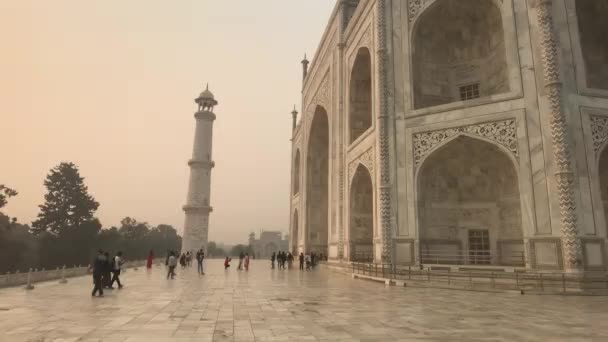 Agra, India, November 10, 2019, Taj Mahal, tourists walk on the site near the mosque — 图库视频影像