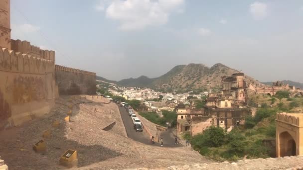 Jaipur, India, 05 november 2019, Amer Fort, kronkelweg vanaf het begin van het fort — Stockvideo