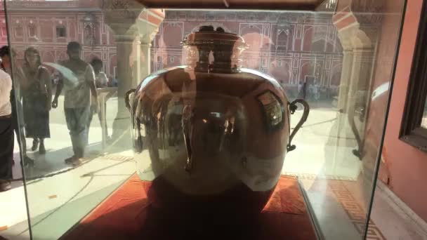 Jaipur, India - November 04, 2019: City Palace tourists view a huge copper vessel behind glass — ストック動画