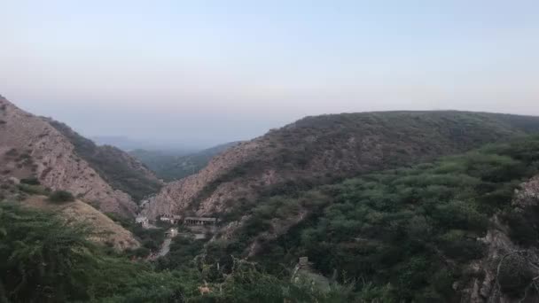 Jaipur, indien - galta ji, blick auf die abendlichen berge teil 2 — Stockvideo