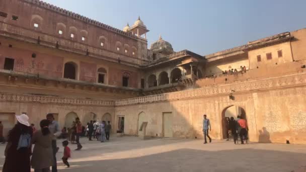 Jaipur, India, 05 november 2019, Amer Fort toeristen wandelen door het pand van de oude vesting — Stockvideo