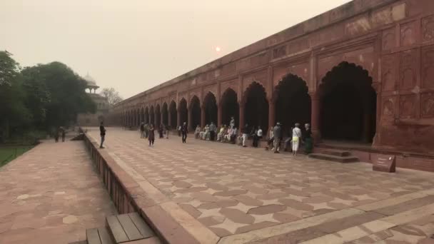 Agra, Indie, 10. listopadu 2019, Taj Mahal, turisté relaxují po exkurzi — Stock video
