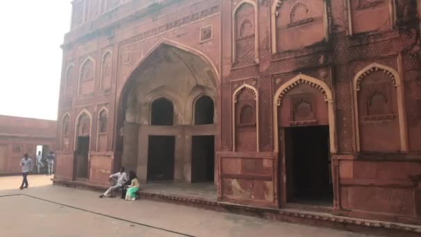 Agra, Indien, 10. November 2019, agra fort, Touristen gehen entlang der roten Backsteinstruktur Teil 3 — Stockvideo