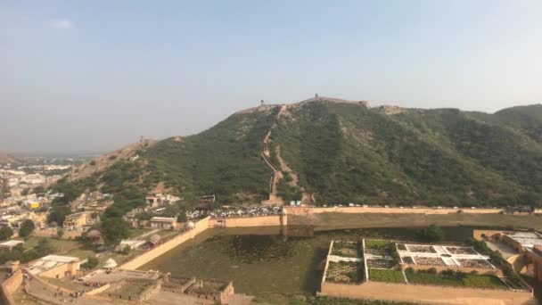 Jaipur, Índia, 05 de novembro de 2019, Vista de Amer Fort da altura da fortaleza em uma montanha com outra fortaleza — Vídeo de Stock