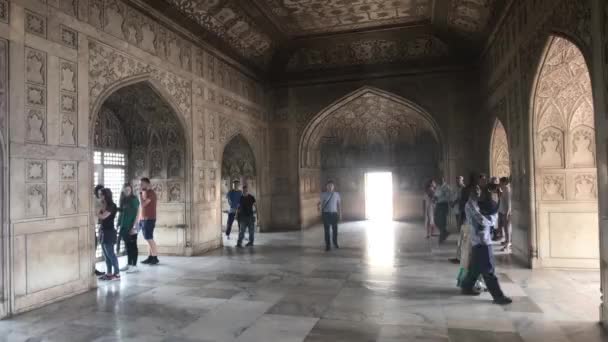 Agra, Indie, Listopad 10, 2019, Agra Fort, turisté procházka v chrámu místnosti na pozemku pevnosti — Stock video
