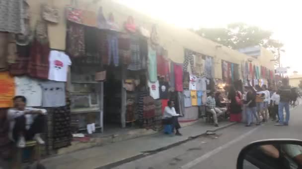 Jaipur, India - 2019. november 03.: egy utca turistákkal és motorkerékpárokkal 3. rész — Stock videók