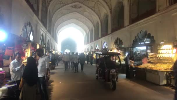 New Delhi, India, 11 november 2019, tuk tuk traffic op Fort Shopping Street — Stockvideo