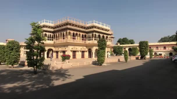 Jaipur, indien - 04. November 2019: Stadtpalast und Touristen gehen am Zentralgebäude vorbei — Stockvideo