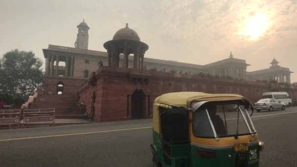 New Delhi, India, 11 november 2019, moto riksja ontvouwt zich midden op de weg — Stockvideo