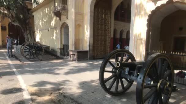 Jaipur, India - November 04, 2019: City Palace tourist walks along old military guns — 图库视频影像