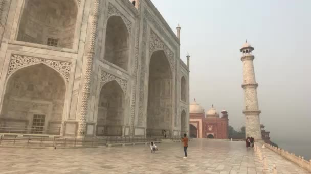 Agra, India, 10 novembre 2019, Taj Mahal, i turisti si fanno un selfie fuori dalle mura della moschea — Video Stock