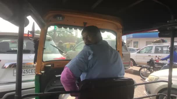 Jaipur, India - November 03, 2019: A moto rickshaw driver stands in traffic — 图库视频影像