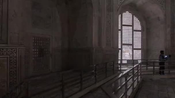 Агра, Индия, 10 ноября 2019 года, Тадж Махал, зал внутри искушения часть 7 — стоковое видео