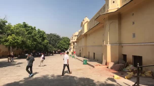 Jaipur, Indie - 3. listopadu 2019: několik turistů na opuštěné ulici — Stock video