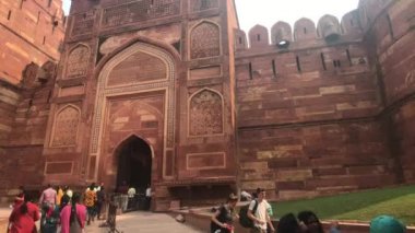 Agra, Hindistan, 10 Kasım 2019, Agra Kalesi, 3. kalenin bölgesine bir dizi turist taşınıyor.