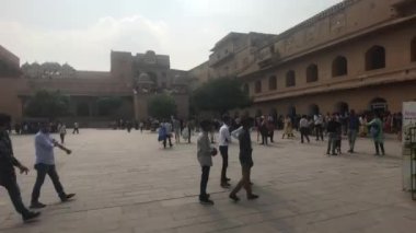Jaipur, Hindistan, Kasım 05, 2019, Amer Kalesi, turistler altıncı bölümdeki eski binaları teftiş ediyorlar.