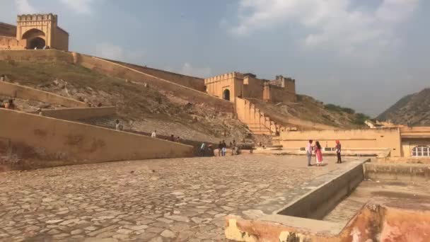 ジャイプール,インド, 2019年11月05日,アメアフォート,観光客は砦の歴史的な断片を調べる — ストック動画