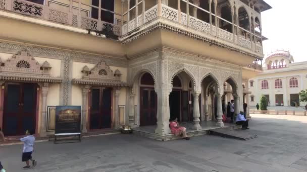 Jaipur, India - 04 novembre 2019: I turisti del City Palace si nascondono all'ombra dell'edificio parte 2 — Video Stock