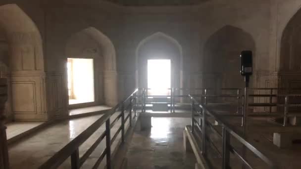 Agra, Indien, 10 november 2019, Taj Mahal, passage innanför moskén — Stockvideo