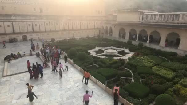 Jaipur, India, 05 november 2019, Amer Fort toeristen wandelen door het pand van de oude vesting deel 6 — Stockvideo