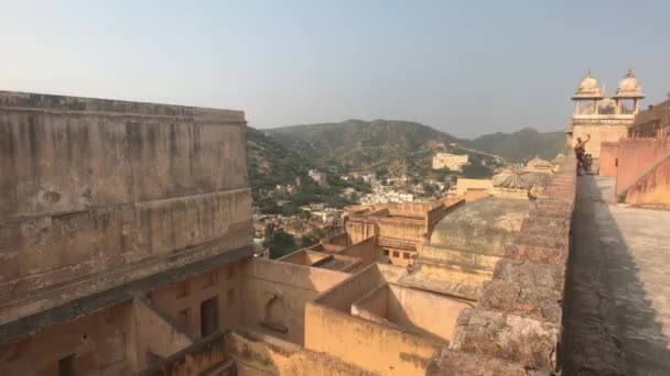 Jaipur, India, 05 november 2019, Amer Fort een lang balkon met toeristen tegen de achtergrond van een groot bergdeel 2 — Stockvideo
