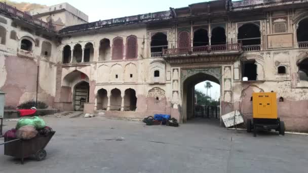 Jaipur, India, November 04, 2019 Galta Ji, small courtyard of an old abandoned city — Stock Video