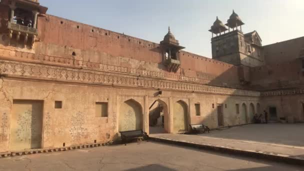 Jaipur, India, 05 november 2019, Amer Fort muur met torens op de binnenplaats — Stockvideo