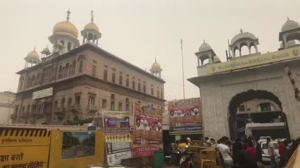 New Delhi, India, 11 november 2019, toeristen lopen door de straat waar reparaties aan de gang zijn deel 2 — Stockvideo