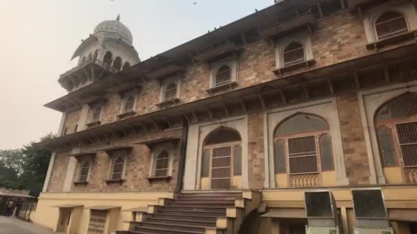 Jaipur, Indie - historická budova s vysokým schodištěm — Stock video