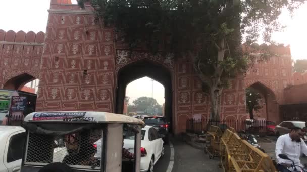 Jaipur, Indien - 03 november 2019: lokalbefolkningen står i trafik — Stockvideo